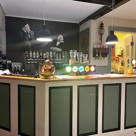 Cafe Retro Brons אורחן